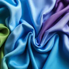 Drapé de viscose rayon aux couleurs dégradées, du vert au bleu puis au violet, évoquant un ciel changeant.