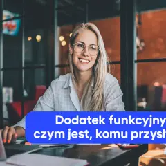 Uśmiechnięta blondynka w okularach przy laptopie. Tekst: Dodatek funkcyjny – czym jest, komu przysługuje.