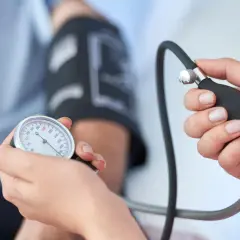 Mesure de la tension artérielle, un examen clé pour surveiller l'hypertension. L'eau adoucie peut jouer un rôle dans la gestion de cette condition.