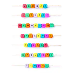 Per imparare come si scrivono i giorni della settimana, ecco le parole formate da perline colorate su fili: Monday, Tuesday, Wednesday, Thursday, Friday, Saturday, Sunday.