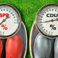 Zwei Waagen mit Parteisymbolen: SPD und CDU. Die Waagen zeigen Prozentwerte, die auf die Stärke der koalition parteien hindeuten.