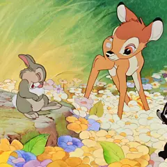 Bambi, królik i skunksik w kwiecistej łące. Klasyczna bajka Bambi w pełnej krasie.