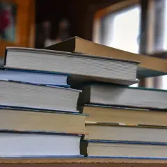 Stosy książek, gotowe do odkrycia nowych kolokacji i wiedzy.