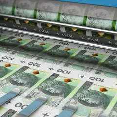 Maszyna drukarska wytwarza banknoty 100 zł. Każdy z nich to potencjalny numer IBAN, który może trafić do obiegu.