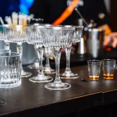 Eleganckie kieliszki i szklanki czekają na gości weselnych przy samoobsługowym drink barze. Idealne miejsce na drinki z przepisami.