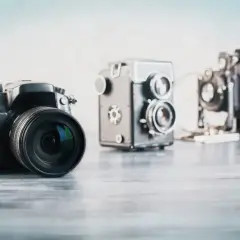 Od nowoczesnego aparatu po zabytkowe modele – historia pokazuje, kiedy wynaleziono aparat fotograficzny, odzwierciedlając ewolucję technologii.