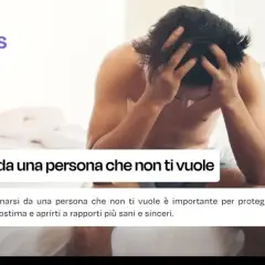 Uomo seduto sul letto con le mani tra i capelli, disperato. Il testo suggerisce: allontanati da chi non ti apprezza per ritrovare benessere.
