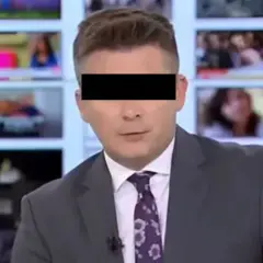 Niedziela w TVN. Redaktor w garniturze i krawacie z wzorem kwiatowym, na tle ekranów z różnymi obrazami.