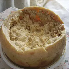 Ser z robakami, znany jako casu marzu, z widocznymi larwami.