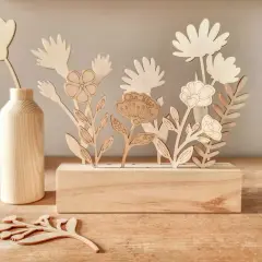 Un joli support bois à décorer, avec des fleurs et des feuilles découpées, prêt à être personnalisé pour un bouquet printanier.