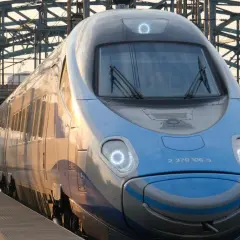 Pendolino nad morze cennik: szybki pociąg PKP Intercity czeka na pasażerów na peronie.