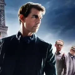 Tom Cruise i reszta obsady Mission Impossible Fallout w Paryżu, z Wieżą Eiffla w tle.