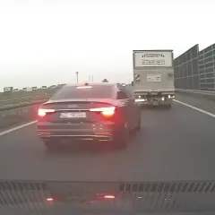 Czarne Audi zajechało drogę ciężarówce na autostradzie. Kierowca może spodziewać się mandatu za zajechanie drogi.