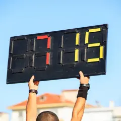 Wynik 2:1 na tablicy. Ile zmian można zrobić w piłce nożnej, by wpłynąć na taki rezultat?