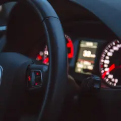 Widok na deskę rozdzielczą samochodu Audi z kierownicą i wskaźnikami.