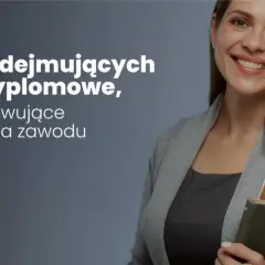 Uśmiechnięta kobieta w szarym kardiganie trzymająca książki, z tekstem o studiach podyplomowych.