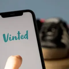 Telefon z aplikacją Vinted. Dowiedz się, jak wpłacić pieniądze na Vinted, aby kupić wymarzone ubrania.
