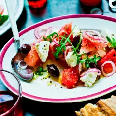 En uppfriskande melon och fetaostsallad med oliver, rödlök och ruccola. Perfekt sommarbuffé!