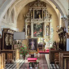 Wnętrze kościoła w Nieszawie. Ołtarz główny, obrazy, rzeźby i ławy tworzą bogactwo nieszawskich atrakcji sakralnych.