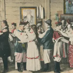 Scena weselna w stylu Wyspiańskiego. Ludzie w strojach ludowych tańczą, a na ścianach wiszą obrazy.