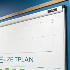 Upgrade-Zeitplan auf Whiteboard. Der Support-Ende von Office 2019 ist bald, daher wird hier der Plan für das Upgrade erstellt.