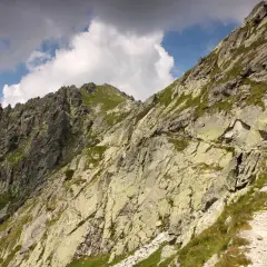 Kamienista ścieżka wije się po zboczu górskim. Szpiglasowy Wierch, trasa z Morskiego Oka, oferuje surowe piękno Tatr.