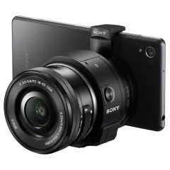 Zestaw Sony QX1 z obiektywem 16-50 mm podłączony do telefonu Xperia.