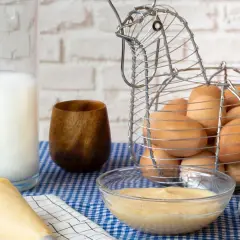 Crema pastelera lista para usar, hecha con Thermomix. Huevos frescos en cesta de gallina, leche y un toque de madera.
