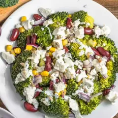 Ensalada fresca de brócoli, frijoles rojos, maíz y queso feta, perfecta para los menús de verano.