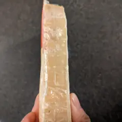 Un pezzo di formaggio stagionato, forse formaggio scaduto si può mangiare se non presenta muffe strane.