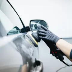 Ile kosztuje polerowanie samochodu? Zobacz zaskakujące ceny i metody