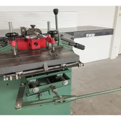 Mortaiseuse Kity 652 verte et rouge avec leviers et molettes.