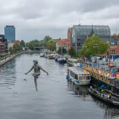 Bydgoszcz oferuje nietypowe atrakcje, jak rzeźba na linie nad Brdą, statki i zabytkowa zabudowa.