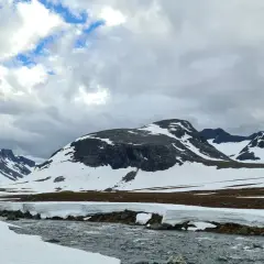 Snöklädda berg och en forsande älv i Jämtland. En dröm att bestiga Sylarna i detta landskap.