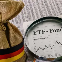 Ein Säckchen mit deutscher Flagge und Lupe auf Finanznachrichten. Ein ETF Riester-Sparplan könnte hier eine Rolle spielen.