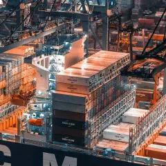 Containerriese wird beladen. Das **cargo meaning** ist die Fracht, die auf dem Schiff transportiert wird, um die Welt zu verbinden.