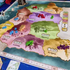 El grande gra: kolorowe pionki graczy rywalizują o kontrolę nad regionami Hiszpanii na planszy gry.