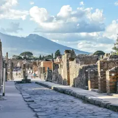 Spacerem po starożytnych ulicach Pompejów, podziwiając ruiny i wulkan w tle. Niezapomniane zwiedzanie Pompejów.