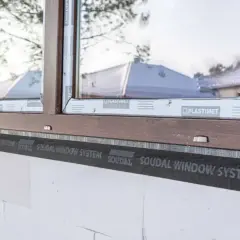 Obróbka okien po montażu, cena zależy od zastosowanych materiałów. Widoczna taśma Soudal Window System.