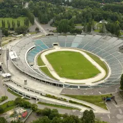 Stadion Śląski, miejsce, gdzie rozbrzmiewa polski **chant po polsku**, z lotu ptaka. Zielona murawa, trybuny i otaczający las.