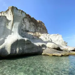 Impresionantes formaciones rocosas blancas y grises se alzan sobre aguas cristalinas. Un lugar ideal que ver en Agua Amarga para explorar la costa.