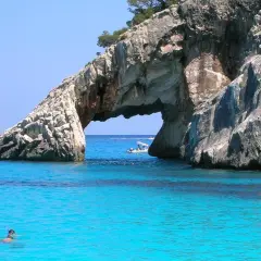 Arco naturale su mare cristallino, un paradiso tra i posti più belli del mondo mare. Barche e sub esplorano le acque turchesi.