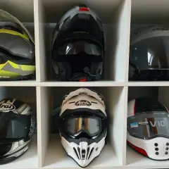Różne rodzaje kasków motocyklowych: turystyczny, szczękowy, crossowy i sportowy.