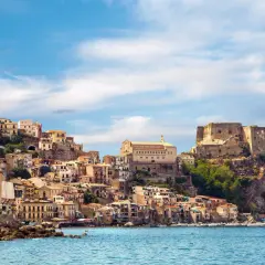 Scilla, con le sue case colorate a picco sul mare e l'imponente castello Ruffo, domina il paesaggio.