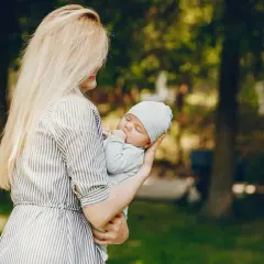 Kiedy niemowlę bez czapki? Bezpieczne zasady dla rodziców