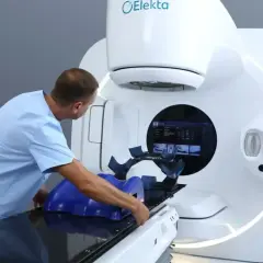 Medyk przygotowuje pacjenta do radioterapii na nowoczesnym aparacie Elekta.