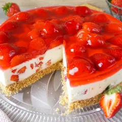 Saftige Erdbeertorte mit Frischkäsefüllung und rotem Tortenguss. Ein Traum für alle, die beste Torten Rezepte lieben!