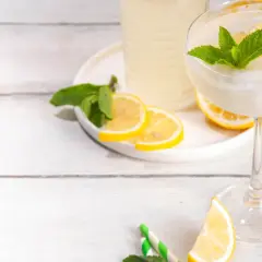 Mrożony deser z cytrynami i miętą. Czy to limoncello? Orzeźwiający napój na lato.