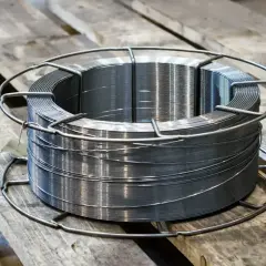 Zwój drutu do spawania, gotowy do pracy.