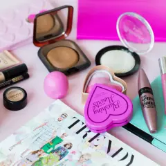 Niezbędne produkty do makijażu: 10 must-have dla początkujących